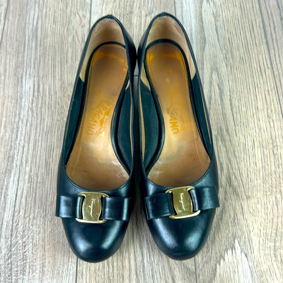 Salvatore Ferragamo Shoes - Salvatore Ferragamo VERA VARA bow pumps black leather size 7 C width vintage